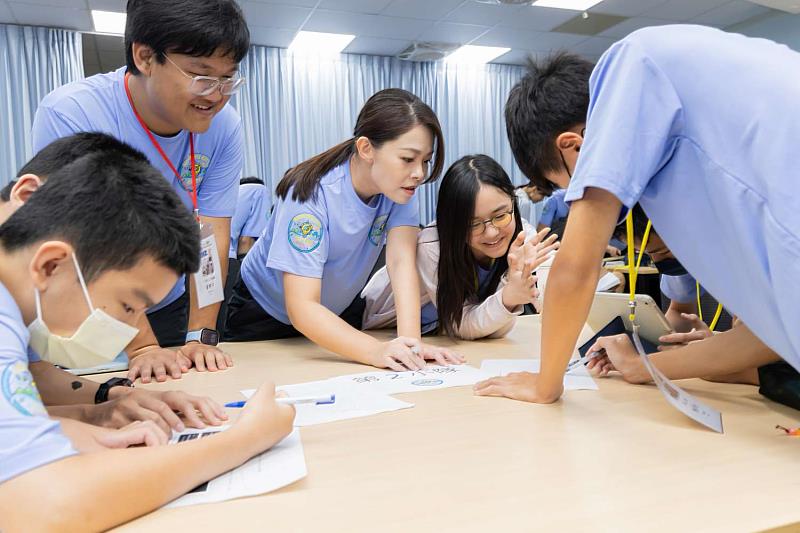市長高虹與分組小隊學員解答互動。