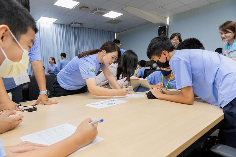 市長高虹與分組小隊學員解答互動。