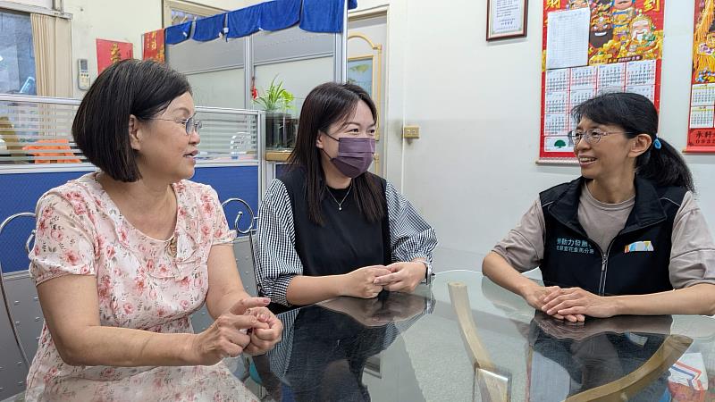 花蓮就業中心運用職場學習及僱用獎助，協助小君（中）重返職場。