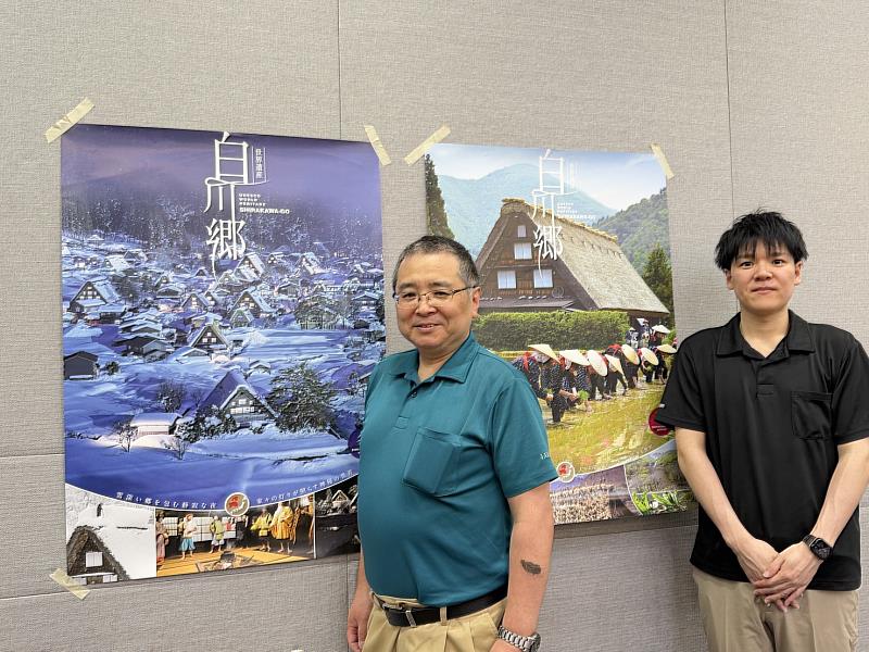 白川鄉以其獨特的「合掌造（合掌造り）」建築群聞名於世，這些房屋的屋頂呈人字形，如同雙手合十，因此得名。為了抵禦當地嚴冬的豪雪，這種建築完全不用一根釘子，純靠木材與茅草搭建而成。白川鄉更在 1995 年被登錄為世界文化遺產。