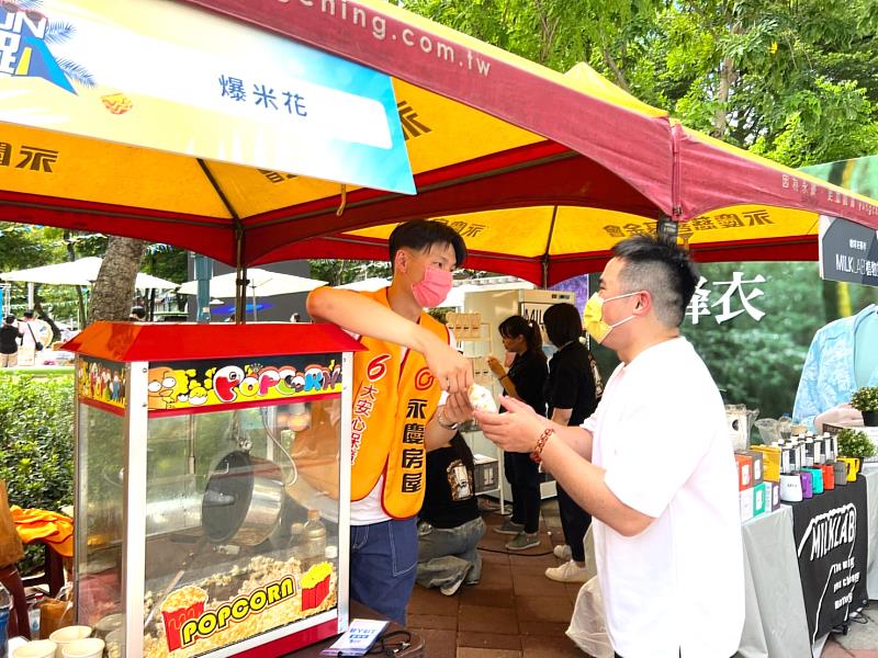 永慶房屋力挺「混東區潮FUN夏日趴」，推出「推向薪自由」系列互動活動，邀請民眾同樂。
