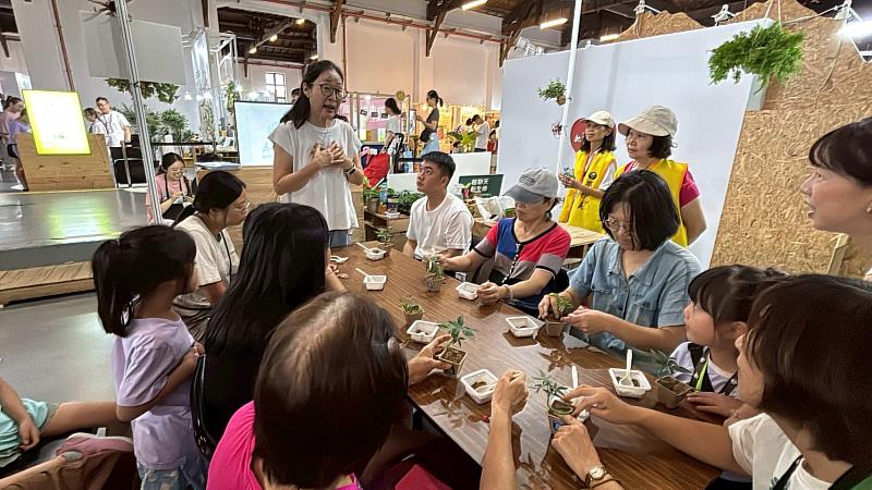 帶領工作坊的李紹君講師不僅為臺科大樂齡班學員，平日裡也是一位園藝治療師。