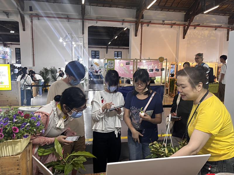 樂齡班學員向民眾介紹臺科大樂齡班。