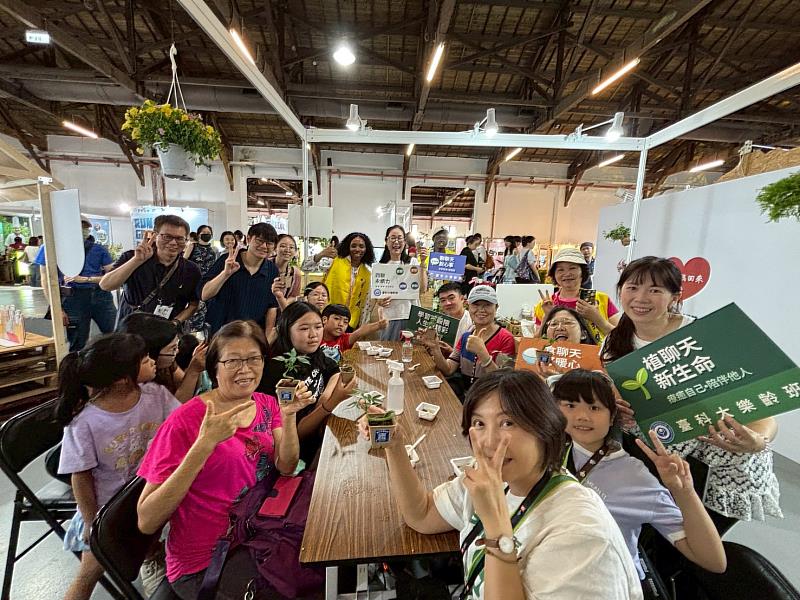 參與民眾熱情展示自己的作品。