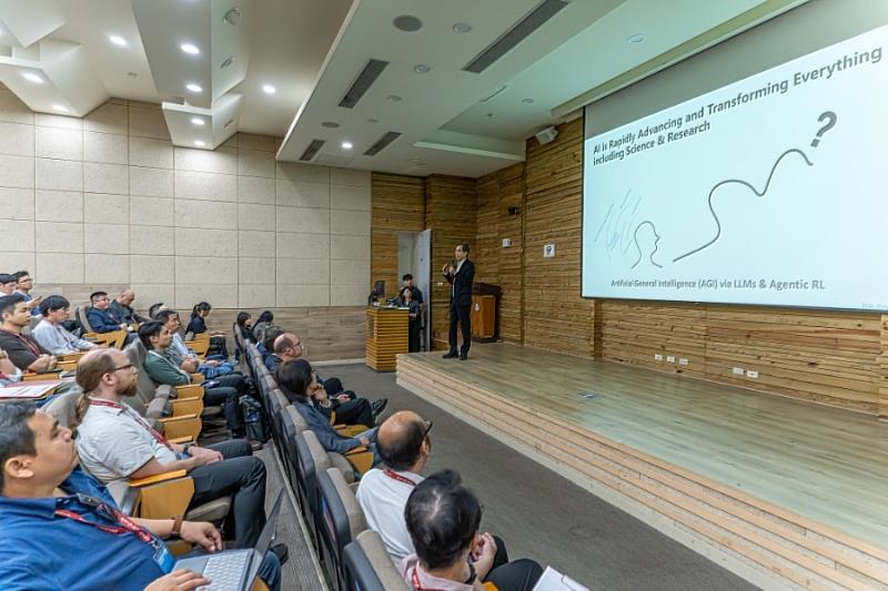 香港城市大學講座教授馬維英受邀於ICAPS 2026專題演講,以人工智慧驅動科學研究為題,與現場學者分享最新技術趨勢。