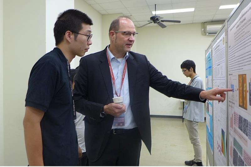 ICAPS 2026共展出57篇海報論文,青年研究人員於現場與專家交流研究成果。