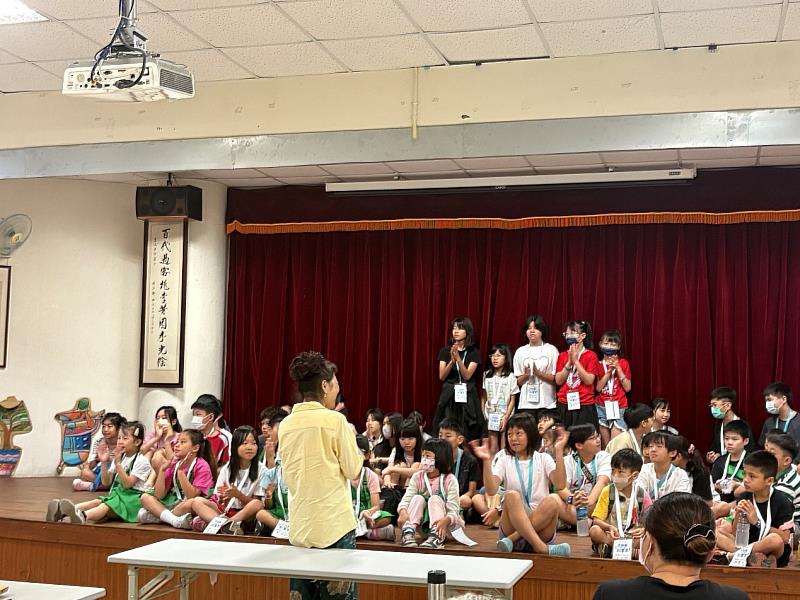 台灣尤努斯基金會執行長王絹閔溫馨開場，訴說尤努斯教授的故事。