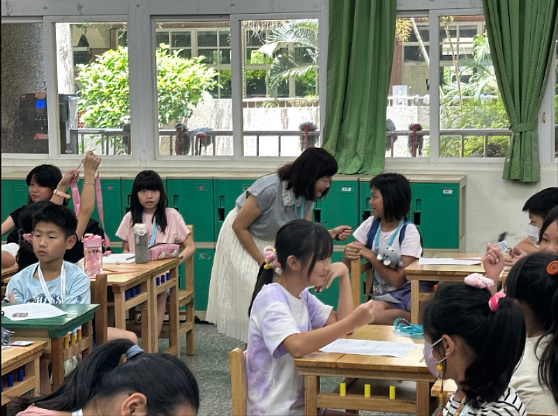 孩子們踴躍回答，財商課程互動十分熱烈。