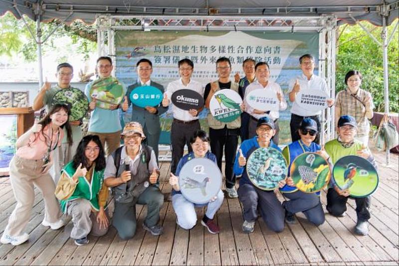 玉山銀行攜手寶熊漁具、高雄鳥會守護鳥松濕地，由玉山金控張綸宇永續長（後排左3起）、寶熊漁具鄧禮鏹副總、高雄市野鳥學會黃國彰理事長、台灣自來水公司第七區管理處蔡侑霖副處長、高雄市政府觀光局李聯股長合影。（圖/玉山金控提供）