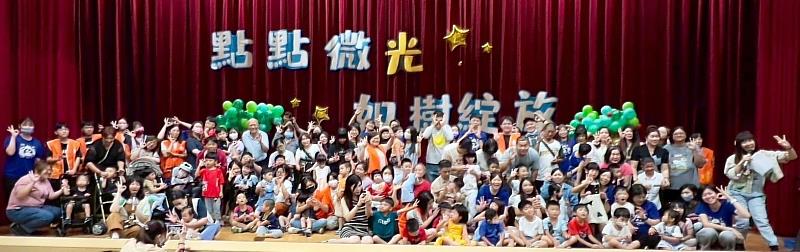 伊甸鳳山早療中心全體師生和家長們畢業大合照。