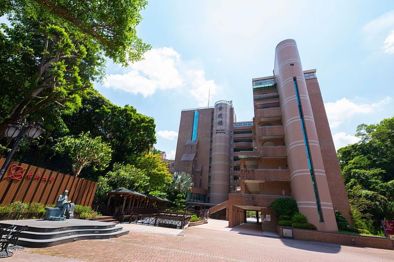 世新大學整合創意、技術與業界資源，提供學生跨域實作空間，支援法律、傳播等學門延伸應用能力。（世新大學提供）