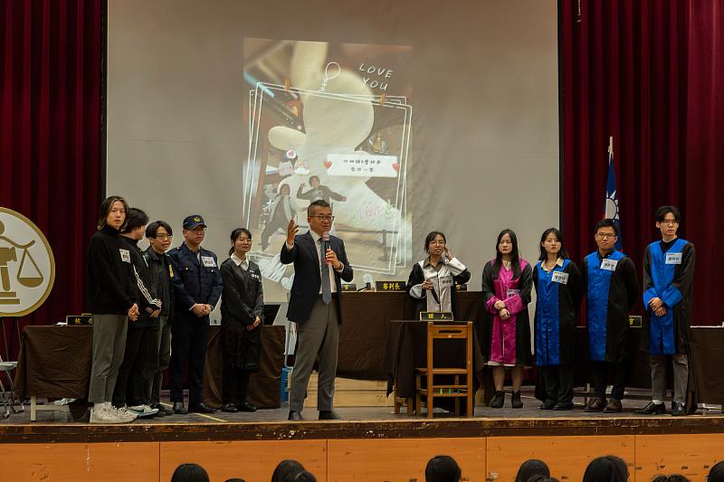 世新法律系實習法庭展演走入高中校園，以情境演出推廣國民生活法律素養，深化法治教育與社會連結。（世新大學提供）