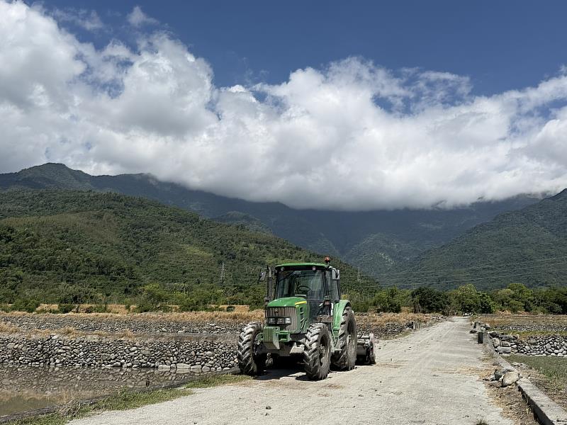 農忙季節農機頻繁上路 關山警提醒「農機不帶土上路」共同守護交通安全