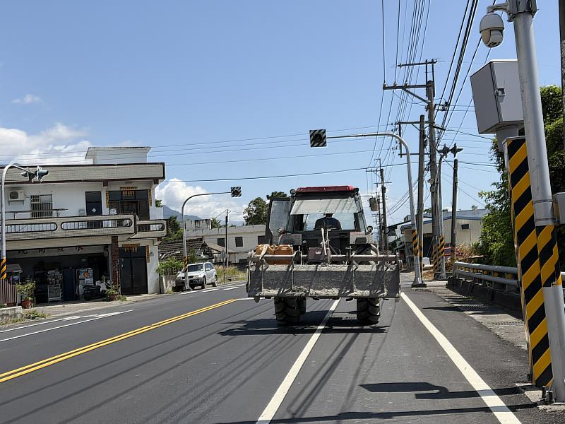 農忙季節農機頻繁上路 關山警提醒「農機不帶土上路」共同守護交通安全