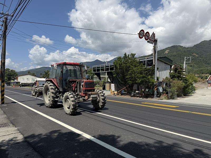 農忙季節農機頻繁上路 關山警提醒「農機不帶土上路」共同守護交通安全