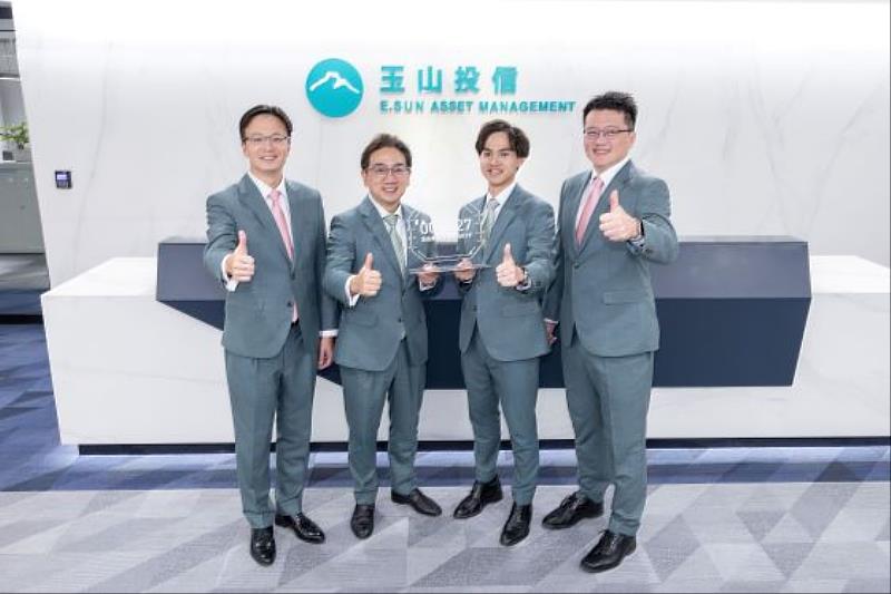 玉山投信全臺首檔全球算力ETF 009827記者會，由玉山投信總經理梅以德（左2）、海外暨固收多元資產投資長毛宗毅（右）、市場策略部協理葉家榮（左）、ETF指數投資部經理人楊立楷（右2）共同出席。（圖/玉山金控提供）