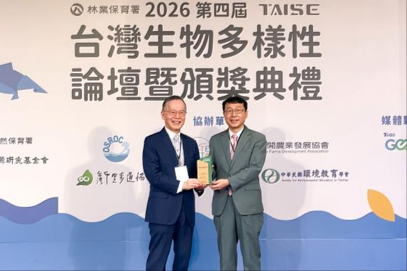 玉山金控榮獲台灣生物多樣性獎首屆「TNFD報告獎」金級，由台灣永續能源研究基金會董事長簡又新（左）頒發獎座予玉山金控風險長謝冠仁（右）。（圖/玉山金控提供）