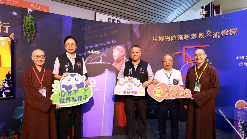 靈鷲山當家常存法師（左）接待市府團隊參觀在水陸法會現場的「宗博25周年展區」。（圖由靈鷲山佛教教團提供）