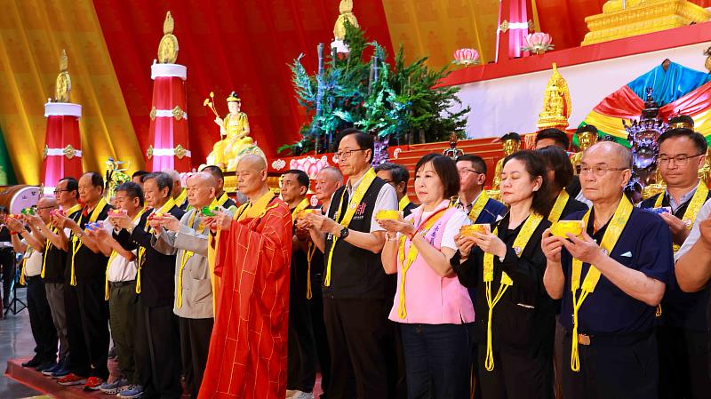 靈鷲山聖山寺監院懇慧法師、桃園市長張善政及宗教代表,點燈祈願。(圖由靈鷲山佛教教團提供)