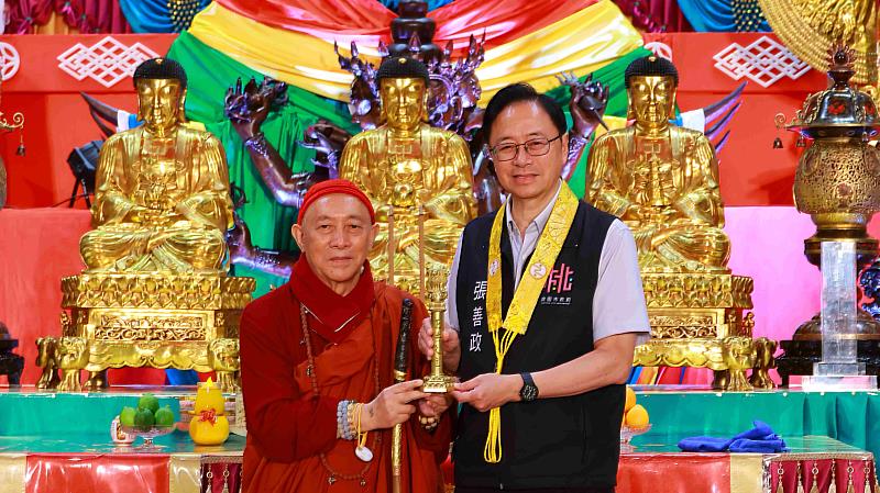 靈鷲山開山住持心道大和尚致贈結緣品給桃園市長張善政。（圖由靈鷲山佛教教團提供）