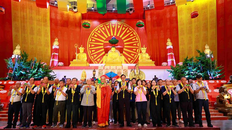 參加宗教祈福會的貴賓至誠祈願。（圖由靈鷲山佛教教團提供）