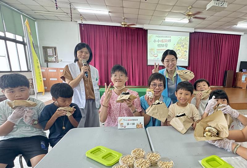 孩子在臺鹽志工隊的陪伴下，運用「鮮選我塩麴」親手完成米漢堡，開心享用成果，成就感滿滿。