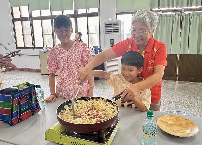 長輩陪伴孩子運用「鮮選我塩麴」製作料理，透過料理共享飲食經驗，也串起世代間的連結。