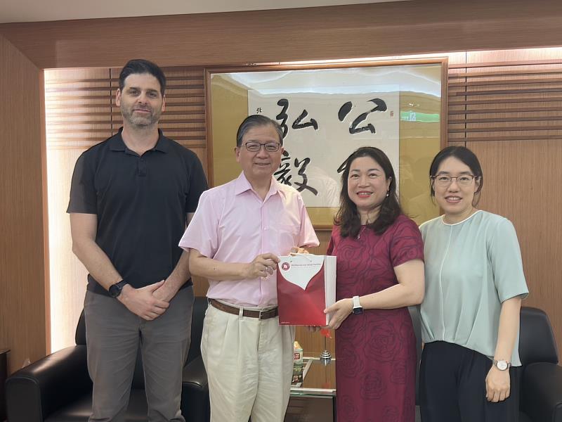 北商大任立中校長（左2）與凱達西國際長（左1）、語言中心王芝薇主任（右1）代表本校熱烈歡迎Dr. Văn Thị Minh Huyền蒞校交流。