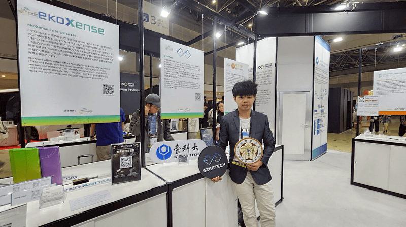 臺科大跨域微學程學生黃冠豪團隊赴日本東京參與國際新創展,向國際參觀者講解作品SSERS 智慧永續能源回收系統。