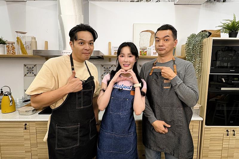 啦啦隊女神舒子晨(中)作客《爸爸回家做晚飯》,與廚佛Fred(左)、全聯先生(右)聯手端出兩道夏日海鮮料理,從泰式酸辣到美式肯瓊風味,笑料與佳餚一次上桌。