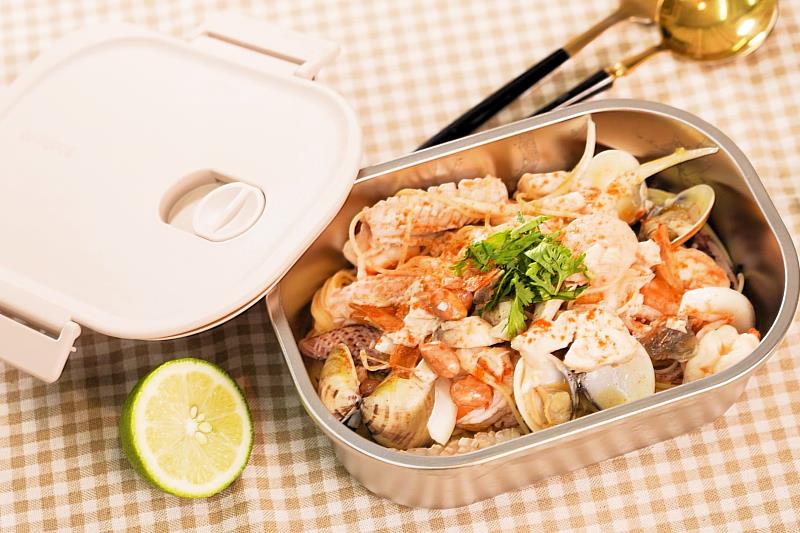 酸香開胃的「泰式酸辣海鮮天使麵盒」盛裝於Brabantia不鏽鋼保鮮盒,豐富海鮮搭配清爽酸辣滋味,兼顧居家備餐、外帶與野餐需求。