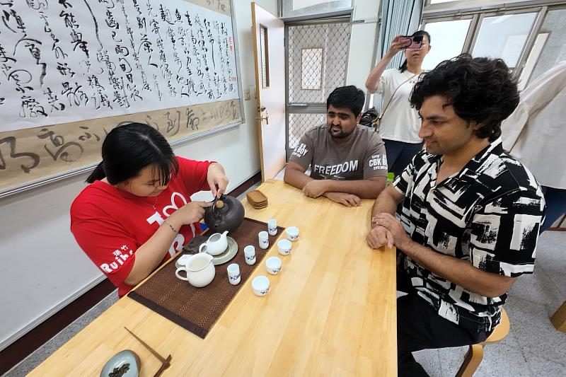 瑞竹國中學生化身茶藝小老師,專注地向國際學伴示範臺灣功夫茶泡法與茶道文化。