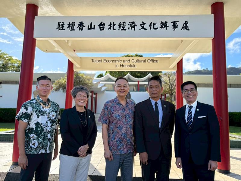 東華代表團拜會駐檀香山台北經濟文化辦事處,與張詩瑞處長(中)合影留念。
