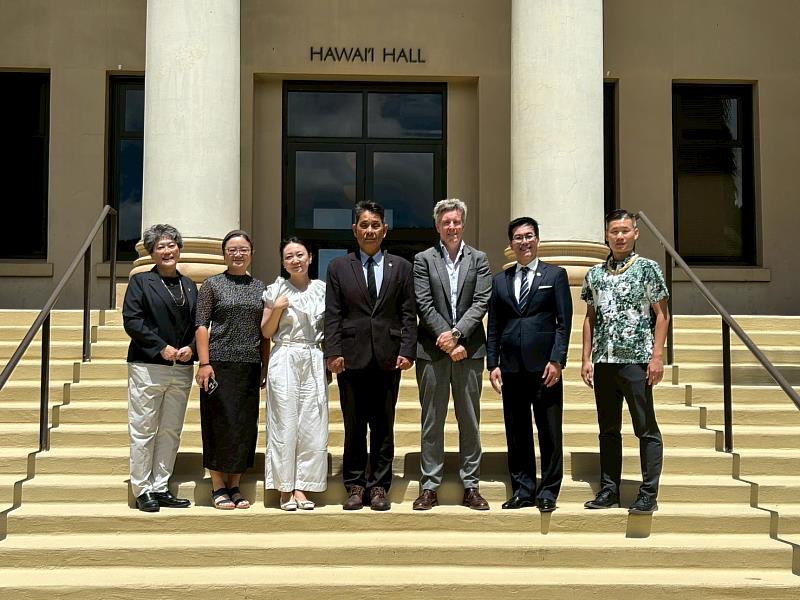 徐輝明校長率團訪問姊妹校夏威夷大學馬諾阿分校,與該校學術事務副校長兼教務長 Dr. Michael Bruno(右3)及團隊合影。
