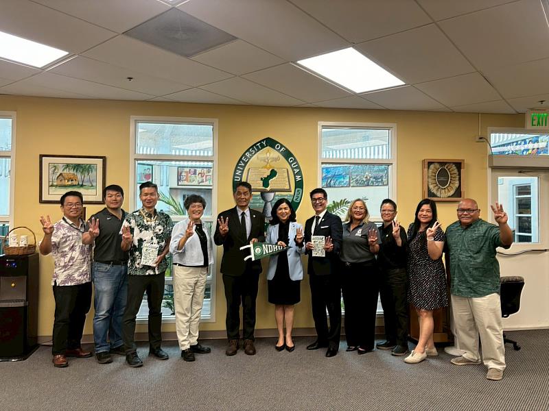 徐輝明校長率團拜訪關島大學，受到校長Dr. Anita Borja Enriquez（中右）熱烈歡迎。
