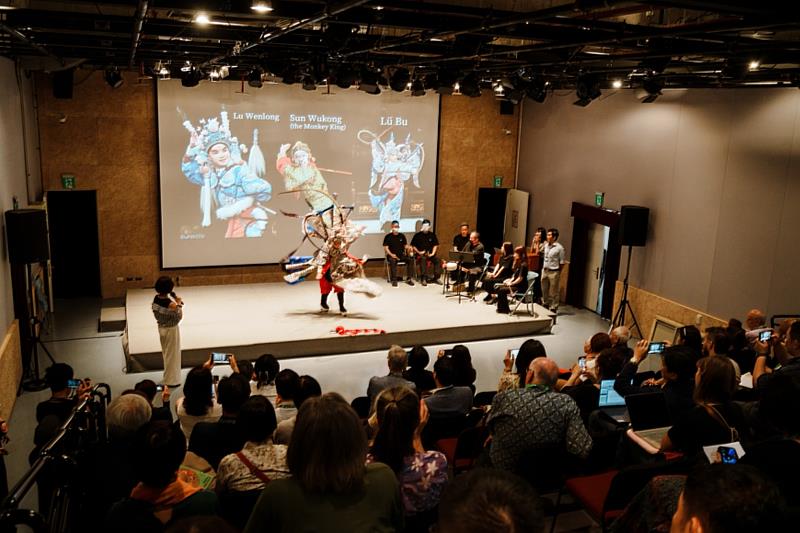 會議特邀國光劇團京劇講座與演員為與會者示範演出。