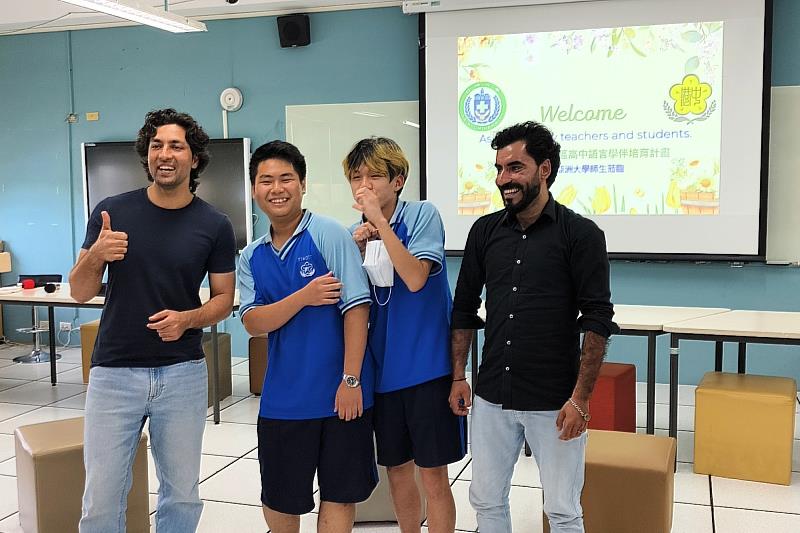 中港高中學生當小老師，現場教導國際學伴挑戰中文繞口令，互動氣氛熱絡歡樂。