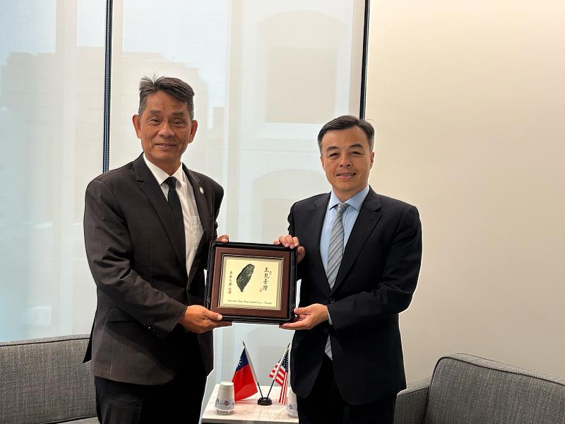 徐輝明校長拜會駐舊金山臺北經濟文化辦事處伍志翔處長,並致贈紀念禮品,展現深厚情誼。