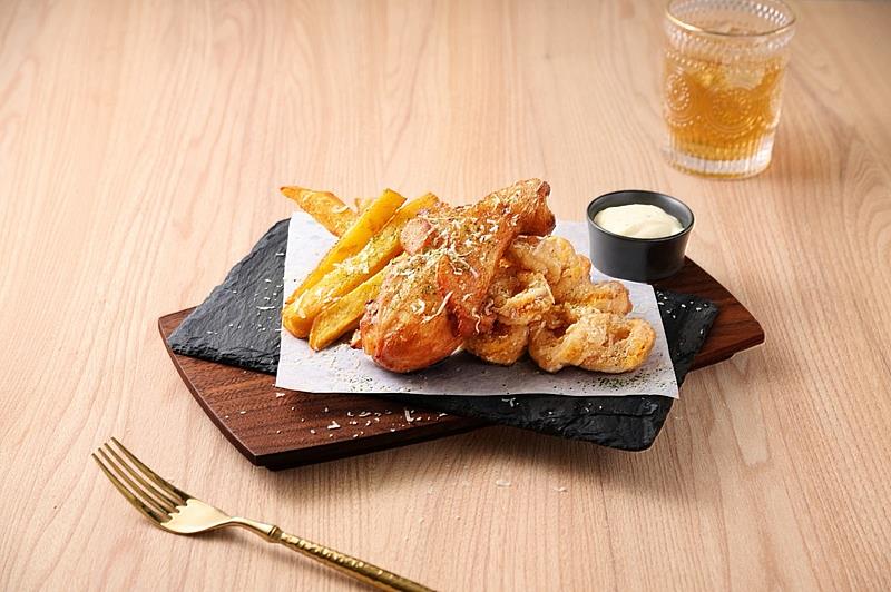 「陶板屋」7月21日至8月31日發起尋找男神行動,同行親友中身分證對中「5、9、4、2、0」任2碼,平日內用2客套餐就招待「好棒酥炸海陸盤」。