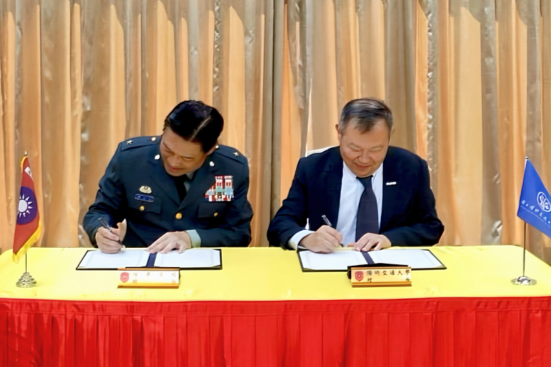 Maj. Gen. Fang-Jung Tan (left), president of the Republic of China Military Academy, and NYCU President Chi-Hung Lin exchange signatures during the agreement ceremony, marking the beginning of institutional collaboration.