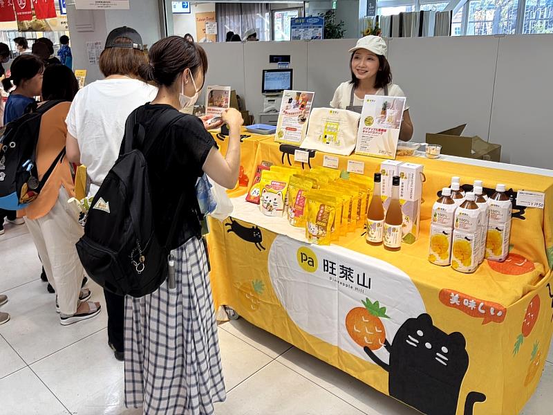 旺萊山展售多款鳳梨商品，包括100%鳳梨汁、金牌鳳梨醋、天然鳳梨製成的果乾，以及加入鳳梨果汁粉的爆米花，與鳳梨纖維帆布袋，展現鳳梨全果應用的實力。（資料來源：旺萊山）