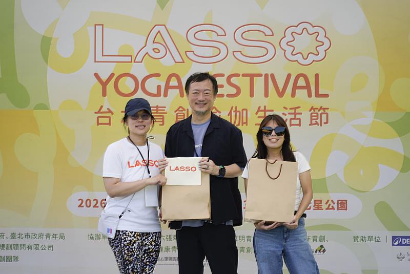 教育心理與諮商研究所張貴傑所長（中）接受「LASSO台北青創瑜伽生活節」主辦單位致贈感謝狀。（圖／淡江大學提供）