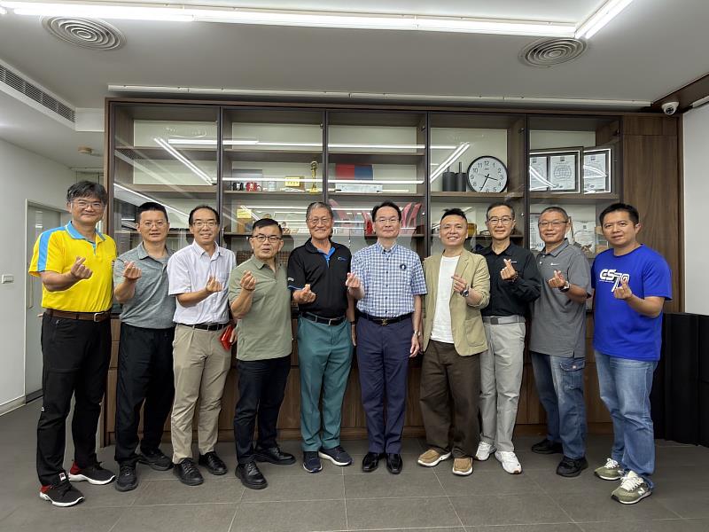 高科大校長吳忠信（右5）率領一級主管拜訪駿維實業股份有限公司董事長楊東勝校友（左5），感謝其20餘年持續捐資興學，長期支持學生助學、系務發展及校友事務，攜手推動人才培育與校務永續發展。