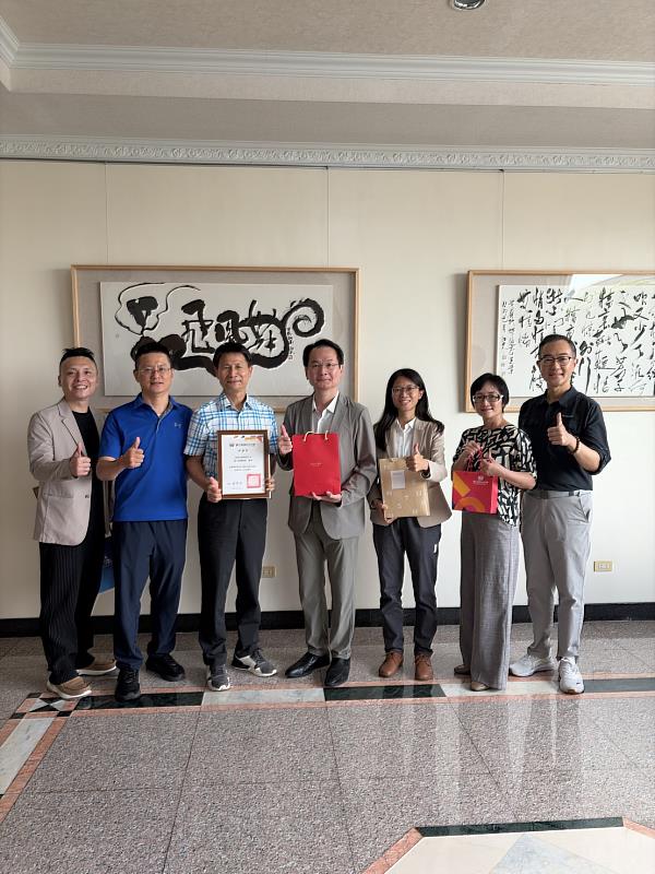高科大校長吳忠信(右4)率領一級主管拜會冠南企業有限公司董事長蔡江東校友(左3),感謝其長年捐資興學、設立永續基金及投入教育公益,以實際行動支持學生安心就學、實踐企業社會責任。