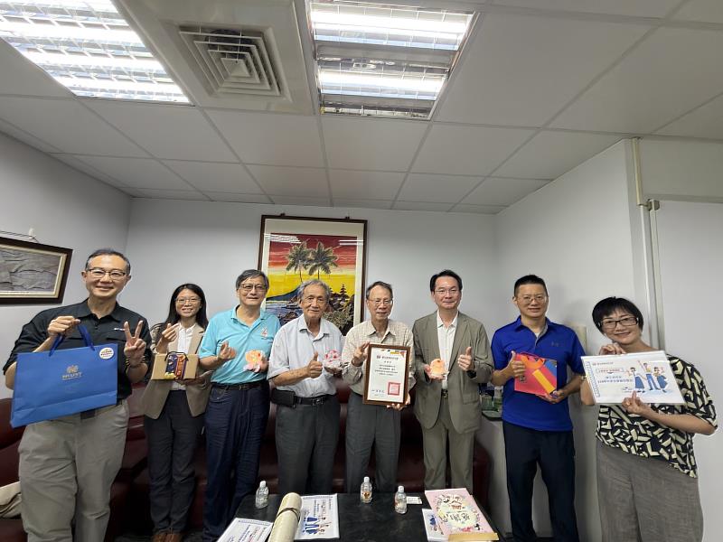 高科大校長吳忠信(右3)率領一級主管拜訪泰佑立船舶顧問有限公司總經理陳正成校友(右4),雙方就海洋產業發展、海事人才培育及產學合作深入交流,攜手培育具國際競爭力的海洋專業人才。
