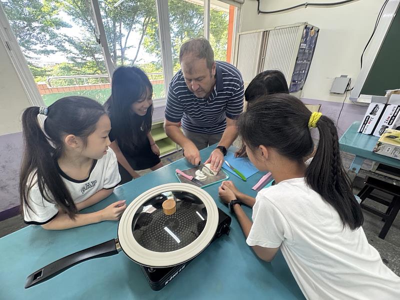 頂埔國小外師進行雙語烹調課程。