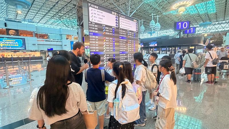 香山國小中外師合作以航空旅行為主題,帶學生至機場看世界。