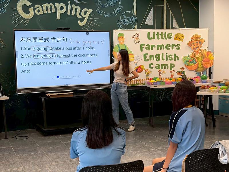 建華國中寓教於樂,中外師合作在活動課程中引導學生活用英語文法。
