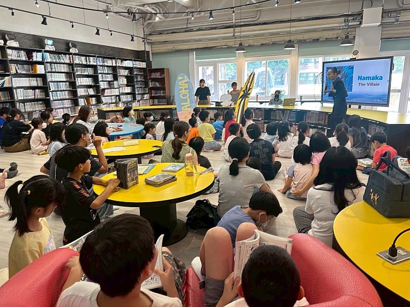 關東國小外師接力進行英語閱讀體驗營。