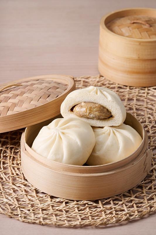「王品嚴選老麵大鮮肉包」一口咬下，馬上感受到細緻彈牙的外皮與滿滿肉餡的鮮甜湯汁，越嚼越香。